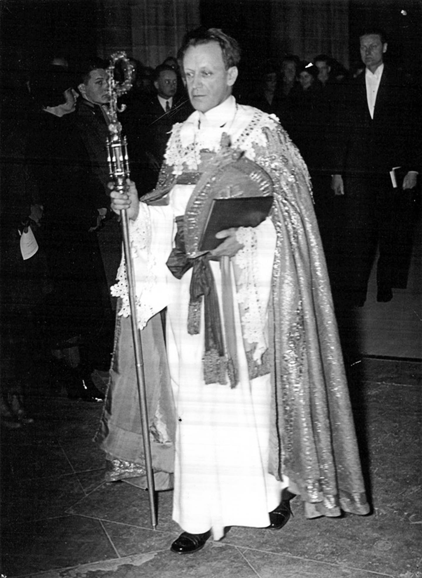 Ärkebiskopen Erling Eidem i Uppsala på väg upp till altaret.
31 Januari 1937.