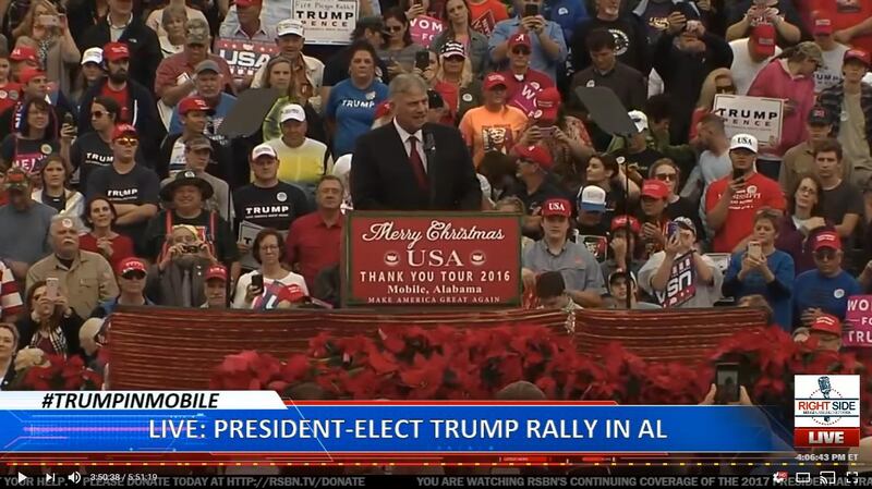 Franklin Graham leder bönen när Donald Trumps tackturné nådde Alabama.