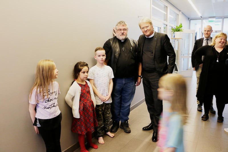 Milia Gulliksson, Nova Lindsjö, Julia Salih, Theo Goude, kyrkoherde Anders Johansson och Lars Adaktusson på Sankta Maria kristna skola i Alsike, Knivsta.