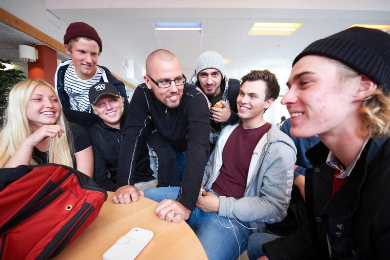 Joel Jarbo ( i mitten med glasögon), student på Johannelunds teologiska högskola, har fått vårens stipendium från St Ansgar och St Erik. Här på en bild i sitt tidigare arbete som skolpastor i Klippan tillsammans med elever.