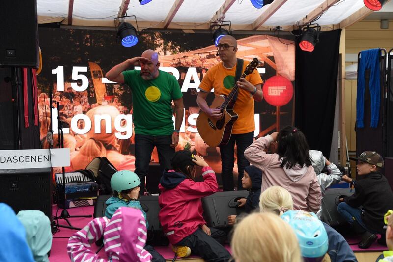 Barnen bjöds på en mängd aktiviteter och konserter. Här LongKalsong som består av duon Tomas Edelgård och Marcus Sigvardsson.