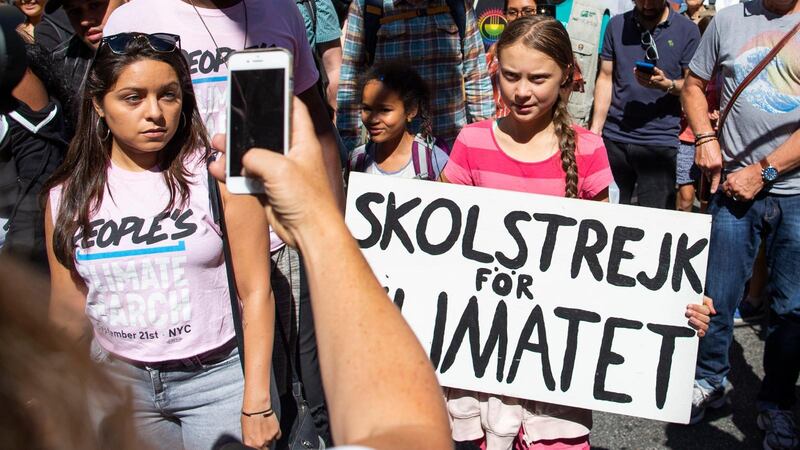 Greta Thunberg med sin klimatstrejkskylt under manifesatitionen i New York på fredagen.