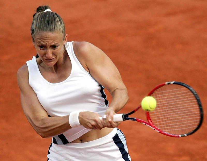 Mary Pierce på offensiven i kvartsfinalen i Franska öppna mästerskapen 2005 på Rolland Garros i Paris, när hon nådde finalen. År 2000 vann hon  turneringen.