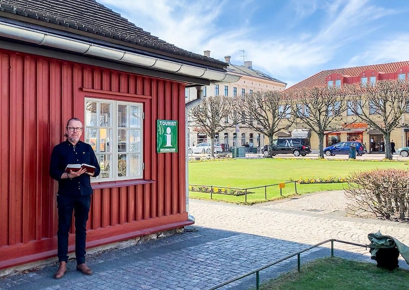 Pastor Krister Liljegren håller andakt nära Rådhuset.