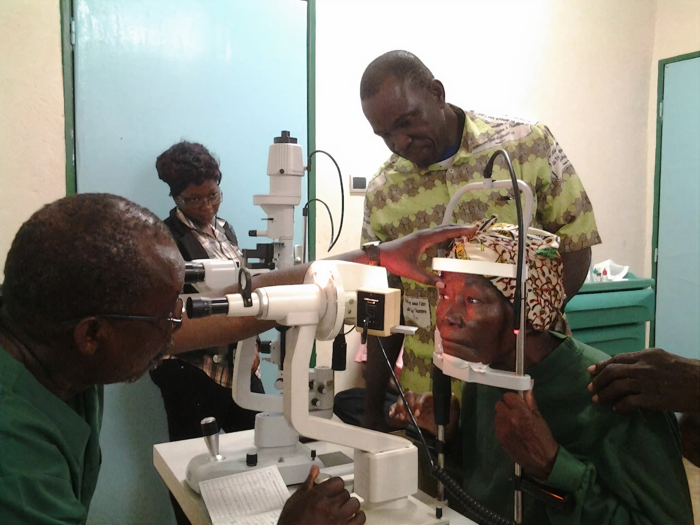 I Burkina Faso arbetar Västafrikahjälpen med sjukvård, fadderverksamhet, bekämpning av ökenspridning och jordbruksutbildning. På bilden pågår en ögonundersökning.