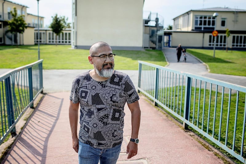 Mikael Hallenius besöker sin gamla mellanstadieskola. För pastorn och teologen blev skoltiden tuff då han bar på mycket ilska efter att han blivit lämnad av sin mamma. ”Jag tror att det kändes allra mest vid födelsedagar och jul. Att inte ens då få en present eller något alls för den där mammahungern jag hela tiden bar på, säger han.”