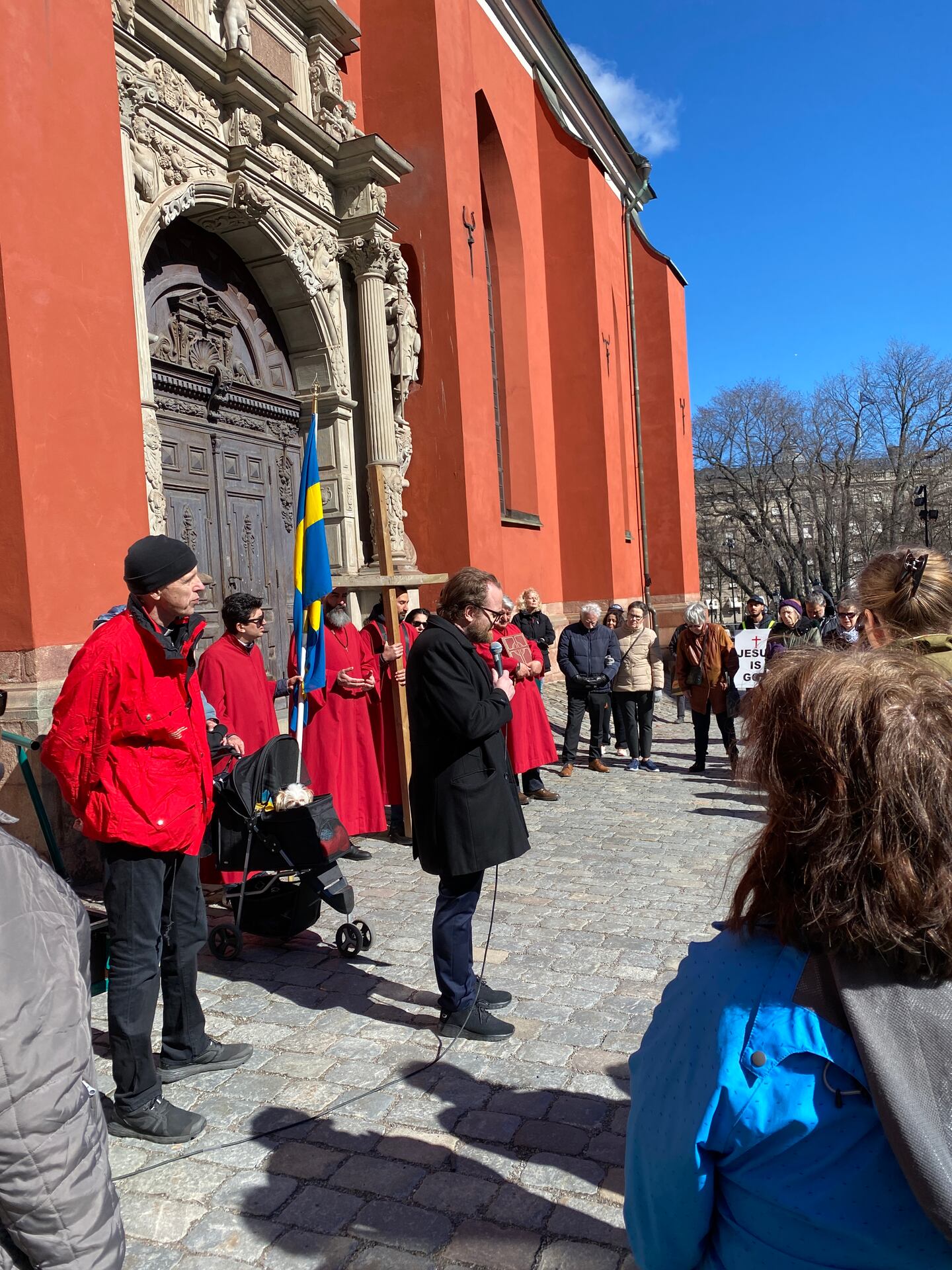 Mats Nyholm, direktor i S:ta Clara, leder bönen för Sveriges kyrkor vid Jacobs kyrka.