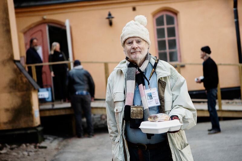 Tobben är på plats vid St Paul vid lunchtid för att hämta en matlåda. Att hålla avstånd till andra vid besöket respekterar han noggrant.