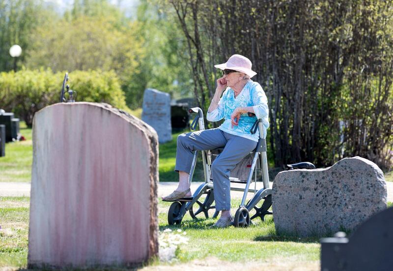 När kommuner bygger nya äldreboenden ingår numera inga förvaringsrum för döda enligt Sveriges begravningsbyråers förbund. I stället betalar man landstingen för att förvara de döda på sjukhus. Sedan skickar man fakturor till dödsbona.