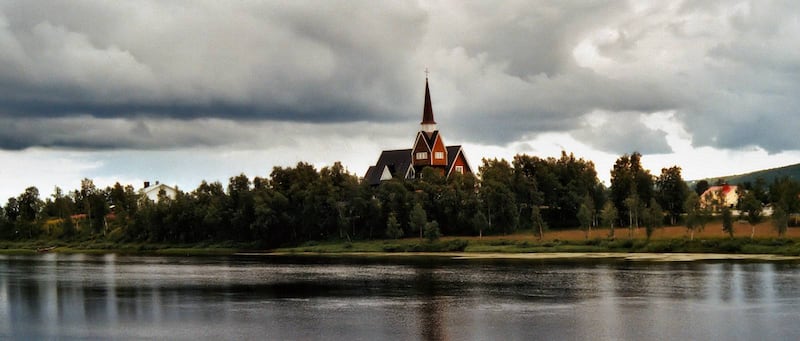 Karesuando kyrka byggdes 1905 och ligger precis intill Muonio älv. Här hålls regelbunden gudstjänstverksamhet, och många utländska turister besöker också kyrkan.