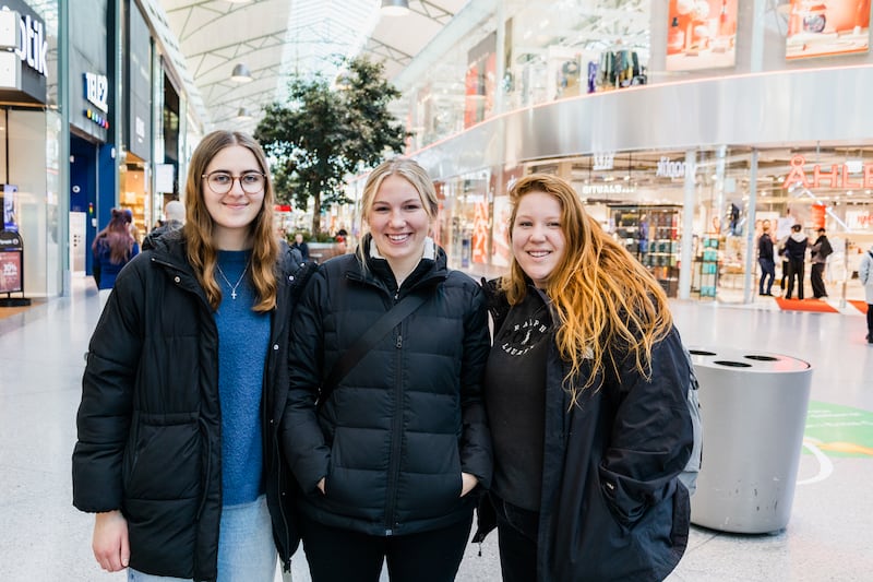 Team från USA berättar om Jesu kärlek bland shoppande svenskar. Dagen följde Carry the love-teamet under en dag av evangelisation och upptäckande av Guds tankar för individen.