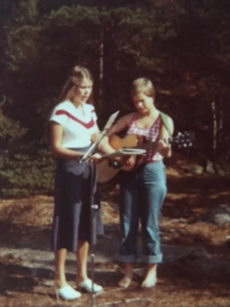 Spelade och ledde kör.