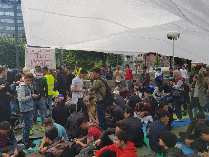 Många ungdomar och sympatisörer dröjde sig kvar på Norra Bantorget efter söndagens demonstration mot utvisningarna till Afghanistan. 