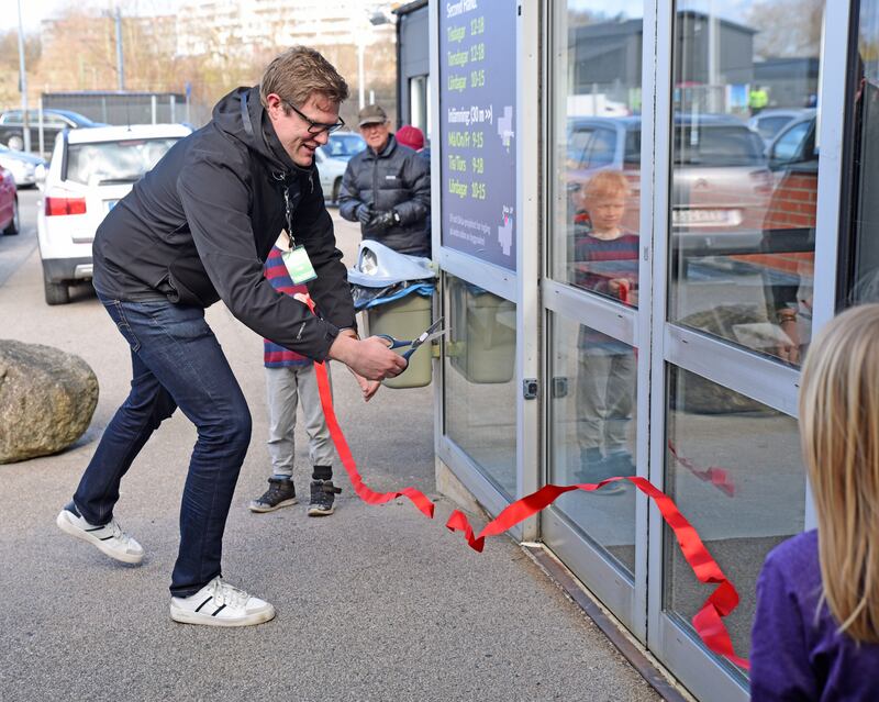 Niclas Madestam, pastor och föreståndare i Pingstkyrkan Karlskrona, klipper bandet när församlingens second hand inviger sina nya lokaler i det sociala centret Stämjärnet.