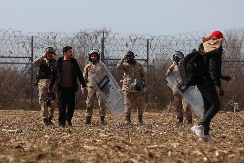 Turkisk gränspolis motar tillbaka migranter nära Pazarkule i Edirne vid turkisk-grekiska gränsen, måndag 2 mars.