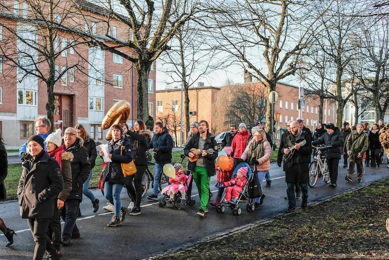 Med ballonger, sång och mandolinspel tågade Korskyrkans i Norrköping mötesbesökare efter gudstjänsten i söndags gemensamt från sin kyrka till Immanuelskyrkan där församlingen får sitt nya hem. Immanuelskyrkan i Norrköping är byggd 1956. Kyrkan, som kan räknas som ett ”landmärke” i staden, ligger på Södra Promenaden.