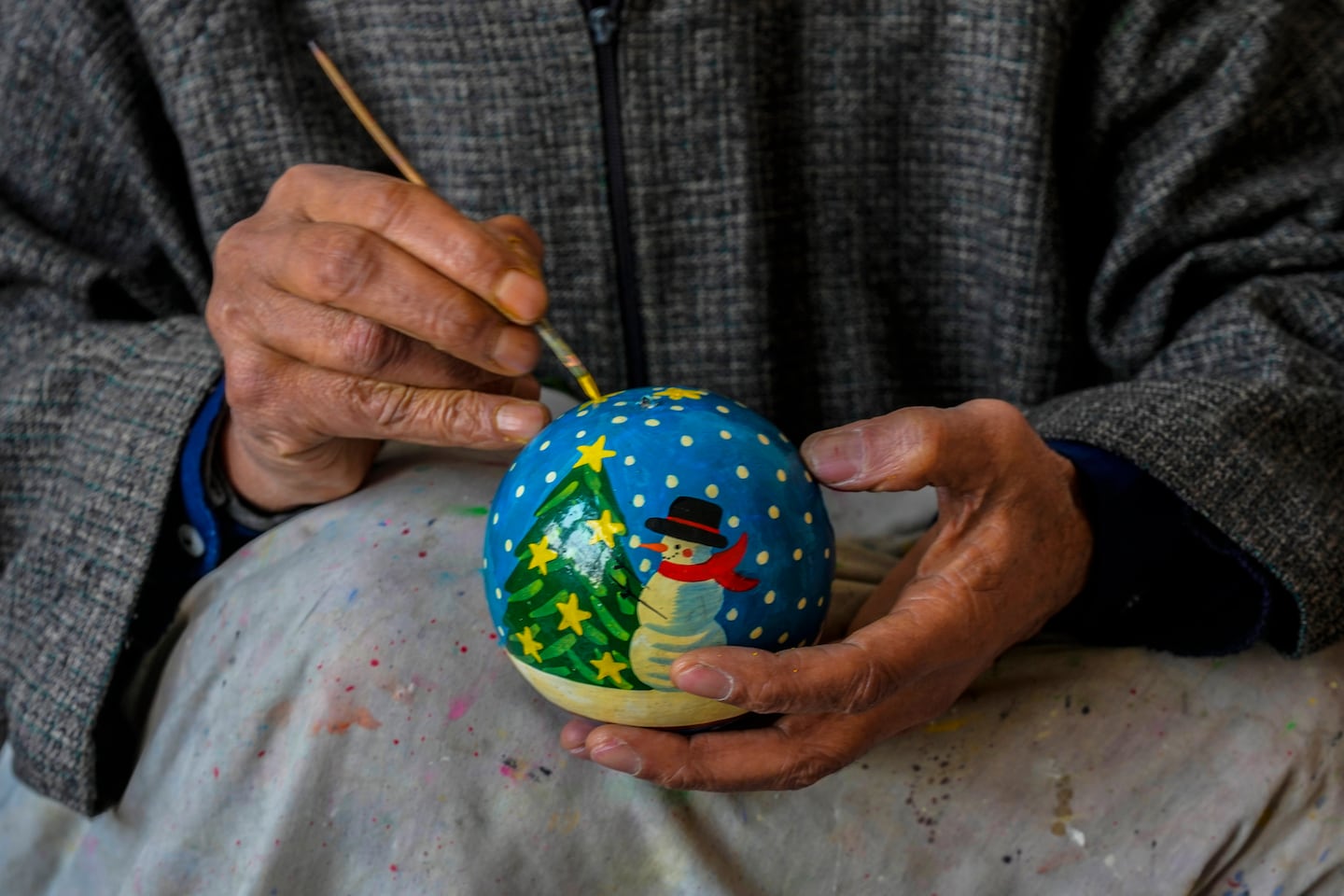 Handmålade juldekorationer i Srinagar, Kashmir.