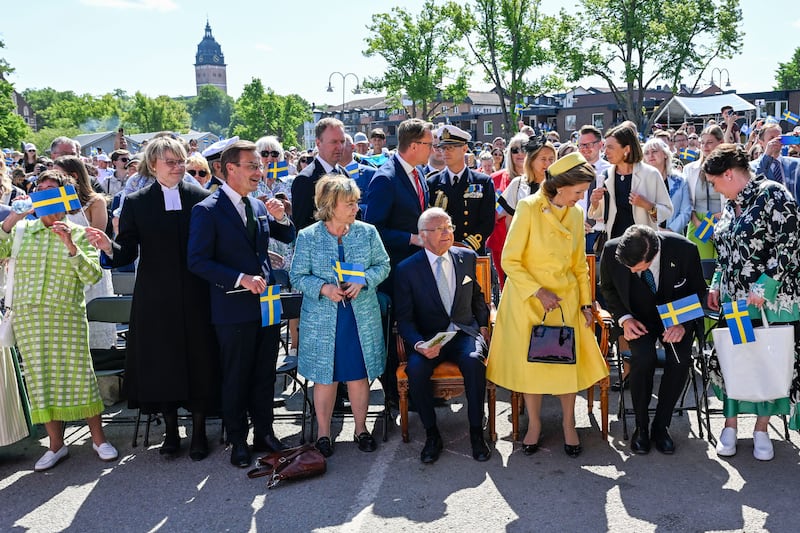 Strängnäs kommunfullmäktiges ordförande Bodil Mellgren, Birgitta Ed Kristersson, statsminister Ulf Kristersson, landshövding i Södermanlands län Beatrice Ask, kung Carl Gustaf, drottning Silvia, talman Andreas Norlén och Helena Norlén.