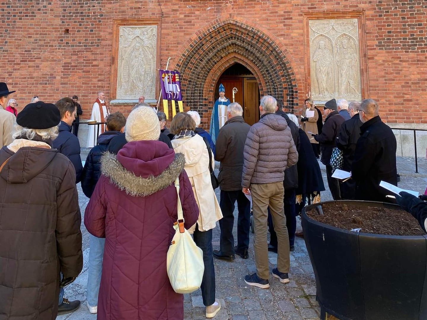 Påskfirare utanför Västerås domkyrka i samband med söndagens påskotta.