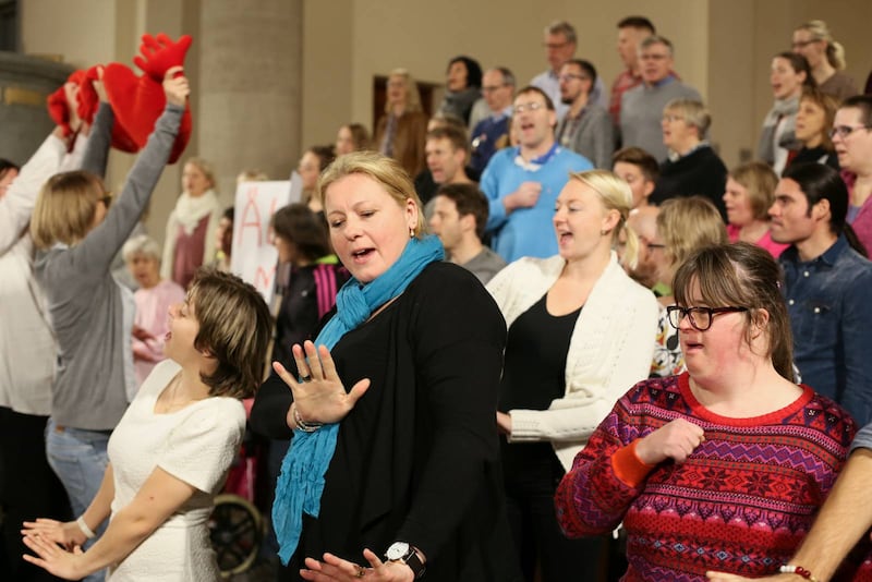 Aleksandra Hyltse och Anna Larsson (till vänster och höger på första raden) dansar loss på föreställningen ”Skuggdans” i Annedalskyrkan i Göteborg.