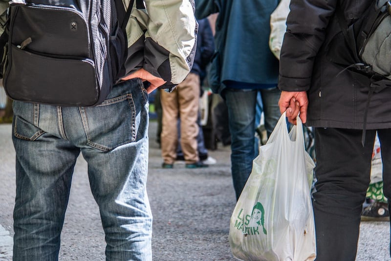 När ideella organisationer nu också under Coronakrisen hjälper – samtidigt som de själva blöder ekonomiskt – är det dags för det offentliga att ställa upp med stöd, skriver Jakob Forssmed. Bilden: Matudelning i S:t Clara.