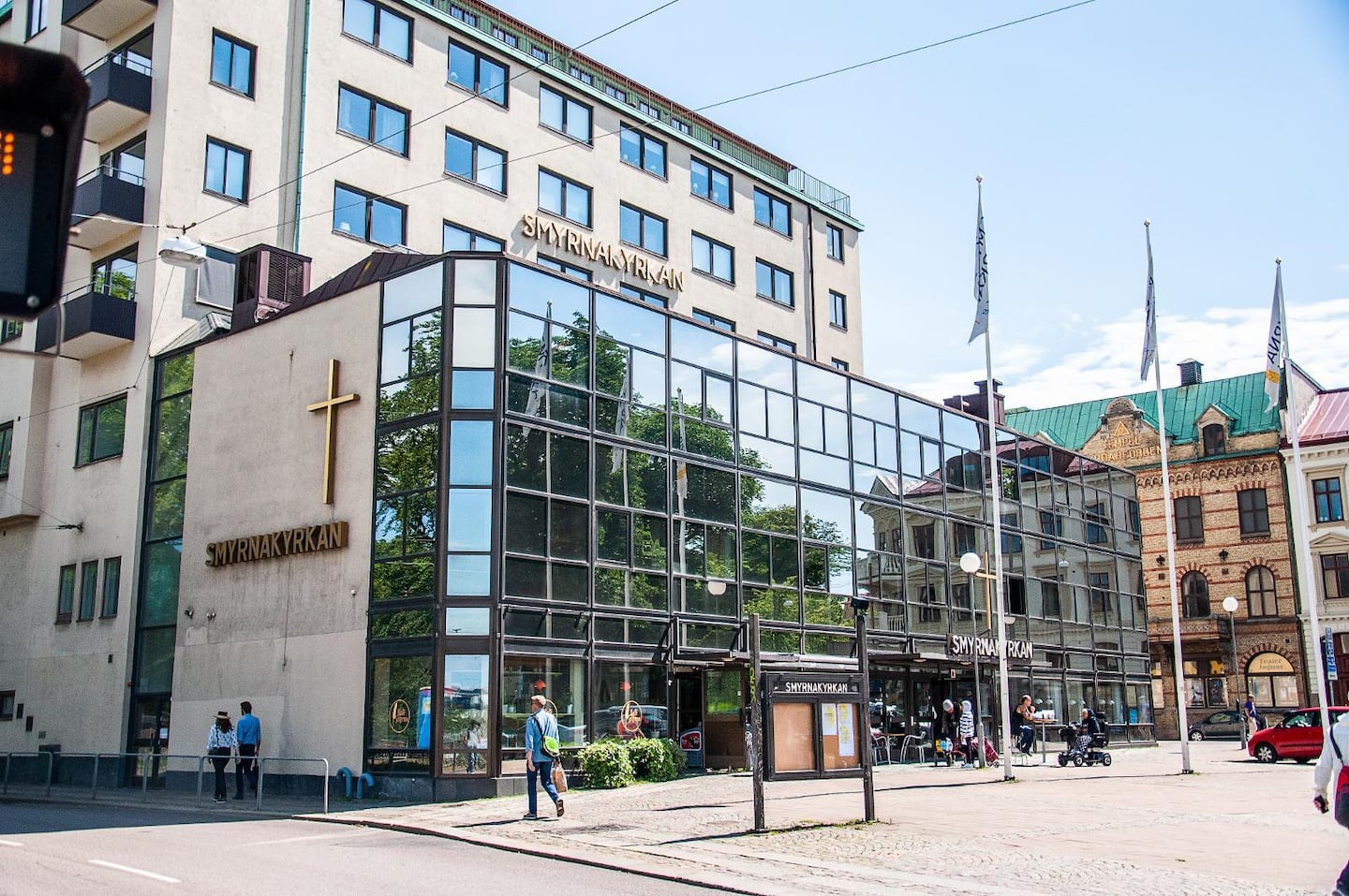 Smyrnakyrkan ligger på Haga kyrkogata i Göteborg och har gjort så sedan 1941 när kyrkan invigdes. Nu är den såld under förutsättning att församlingen får bygglov för en ny kyrka som ska byggas på Hisingen. Planerad inflyttning är 2022.