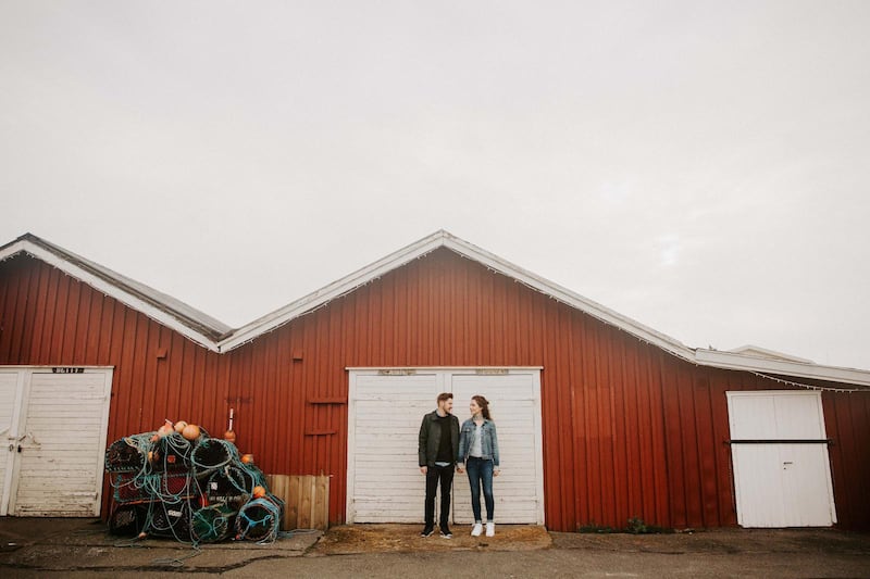 Den 16 maj gifter sig Rebecca Samuelsson och Anton Karlsson. Coronakrisen har krympt bröllopet till ett minimum men också fått brudparet att lyfta blicken mot det som verkligen är viktigt.