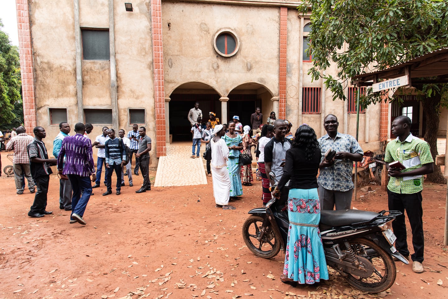 Ouagadougou. Pastor Innocent Kientegas kyrka är en av huvudstadens drygt 100 pingstförsamlingar och har ett namn som direkt översatt betyder ”Den brinnande busken”.