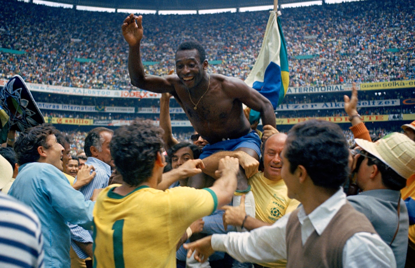 Pelé bärs av glädjerusiga medspelare och supportrar efter det historiska VM-guldet med Brasilien 1970. Matchen blev hans sista i landslaget och innebar hans tredje VM-guld.