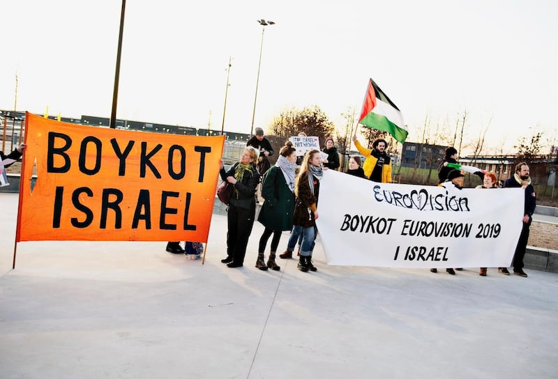 Här syns en anti-israelisk demonstration som protesterar mot det danska deltagandet i Eurovision Song Contest i Herning. Demonstranterna vill att Danmarks radioföretag Danmarks Radio avbryter sitt deltagande i Eurovision Song Contest.