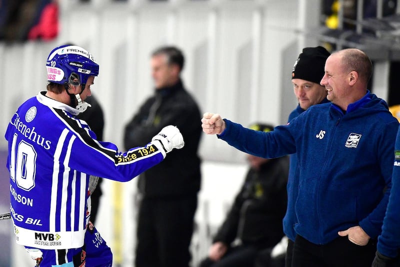 – Min kristna tro är en naturlig del av den jag är, säger tränaren Johan Sixtensson som i våras ledde Villa Lidköping till klubbens första SM-guld. I år hoppas han att upprepa bedriften och ser Edsbyn, Bollnäs och Västerås som de främsta utmanarna.