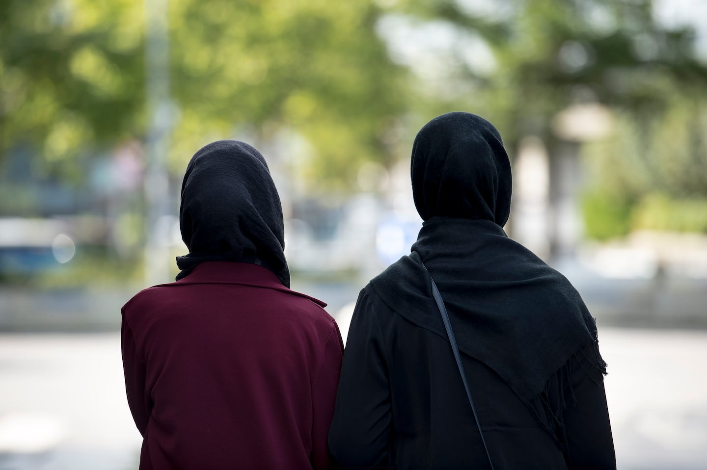 Två kvinnor med hijab.