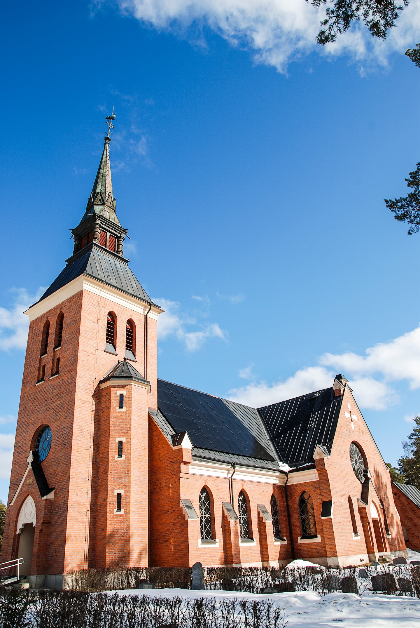 Stuguns kyrka installerar solpaneler. Som första äldre kyrka i landet fick Stuguns kyrka i östra Jämtland i år solpanel på taket. Tidigare förfrågningar har fått nej från Riksantikvarieämbetet.