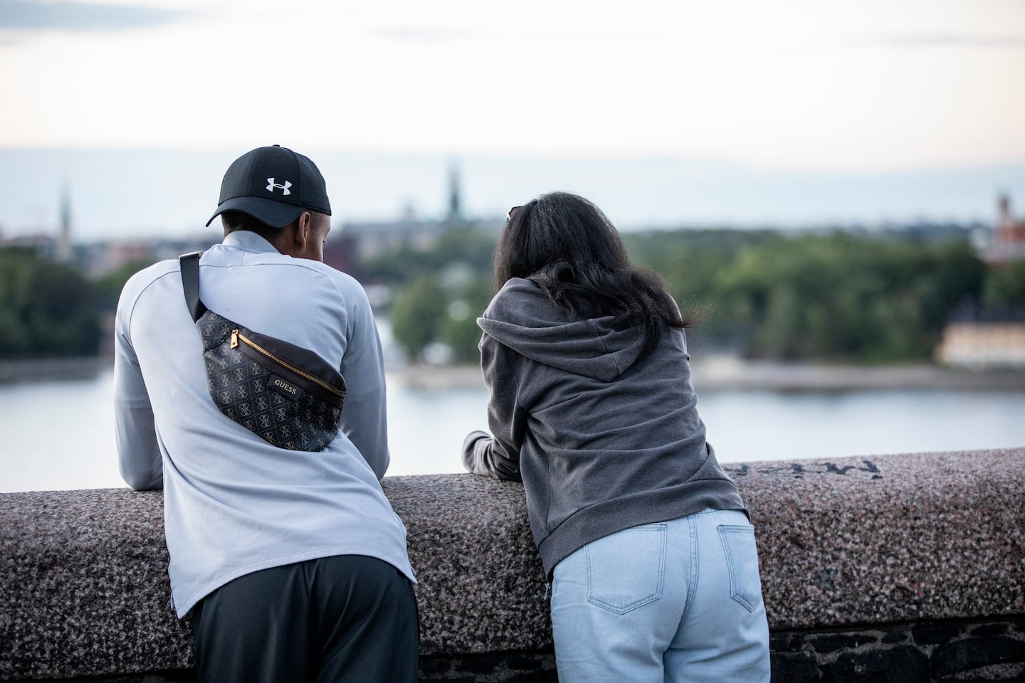 Ett ungt par, en man och en kvinna tittar ut över Stockholm.