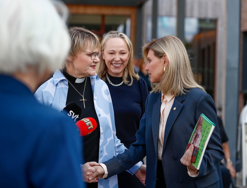 Birgitta Ed hälsar på Olena Zelenska