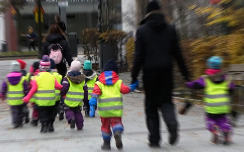 Vi vill införa en skyldighet för kommunerna att erbjuda familjedaghem (pedagogisk omsorg) för de föräldrar som så önskar, skriver debattörerna.