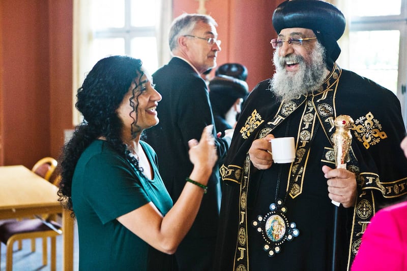 Journalister, biskopar och präster får vänta när den koptiska påven Tawadros II hellre pratar med Riham Gergas, som jobbar med ekonomi på tidningen Dagen. 