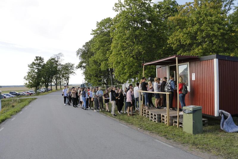 Köande festivalbesökare utanför området.