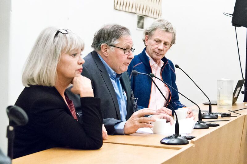 Maarit Johnsson, Hugo Lagercrantz och Per Kågeson deltog i seminariet. ”Jag är oroad för att många barn börjar på förskolan för tidigt”, sa docent Maarit Johnsson.