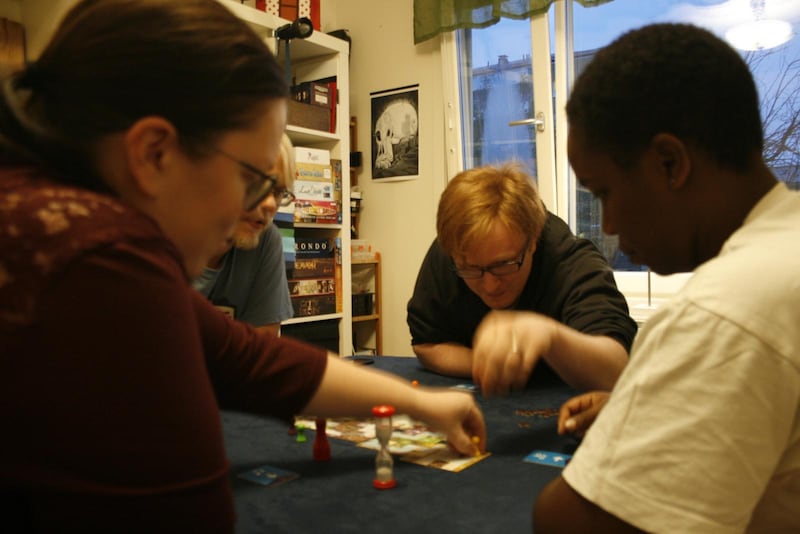 Dagens stora brädspelstest 2018. Anna Fransson, Patrik Almqvist och Njoki Ihfongård spelar Magic Maze.