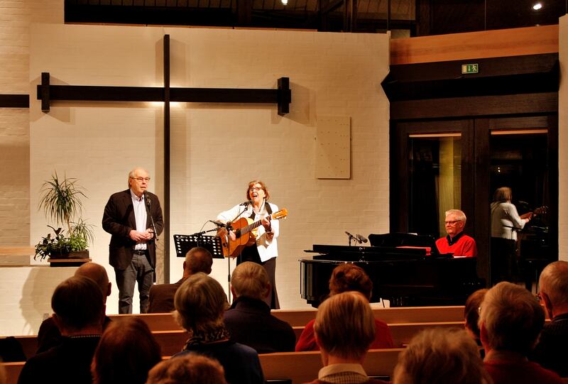 Gun greppar gitarren, sneglar lite åt pianisten, ikväll Tony Larsson som också var mötesledare. Inge står bredvid och väntar på att göra sitt i en sångduett. Sekunder senare ljuder deras röster.