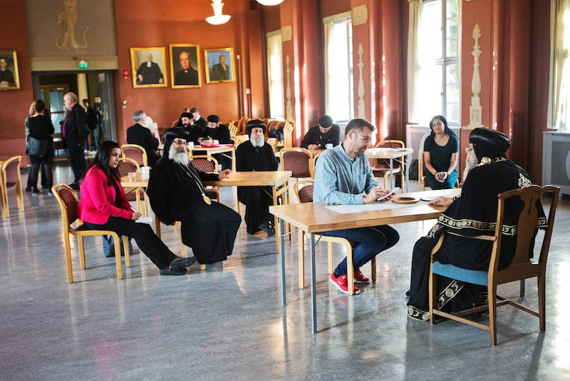 Det fanns en hel del åhörare då Dagen intervjuade Tawadros II, som slog sig ned på den finaste av stolar som erbjöds vid ”honnörsbordet”.