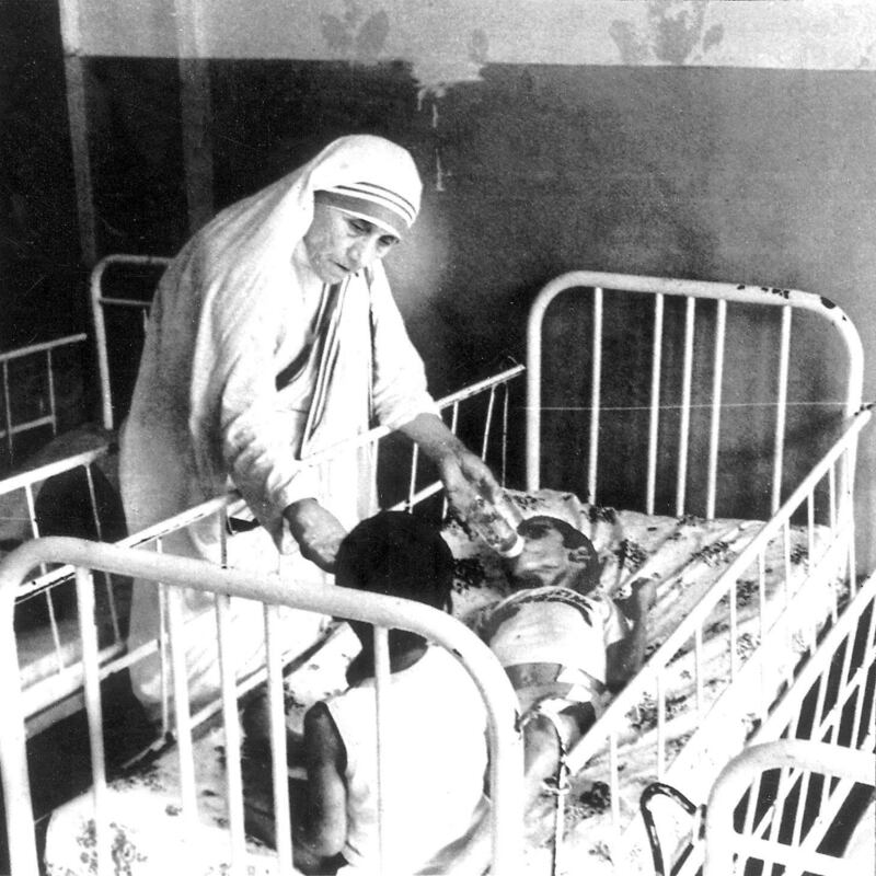 Moder Teresa föddes 26 augusti 1910 i Skopje i Makedonien och dog 5 september 1997 i Calcutta i Indien. Hon var dock av albanskt ursprung. Men under hennes livstid visste få albaner vem hon var. I den stränga kommunistiska diktaturen sågs hon som statens fiende och det var förbjudet att ens tala om henne.