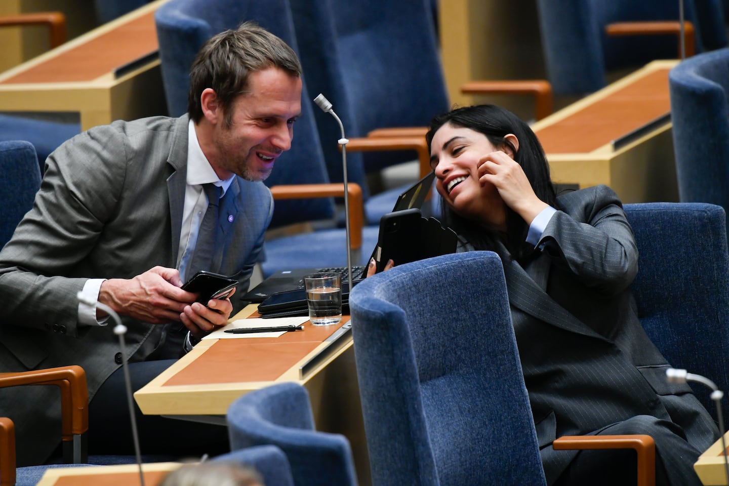 Vänsterpartiets ordförande Nooshi Dadgostar (V) under torsdagens frågestund i riksdagen.