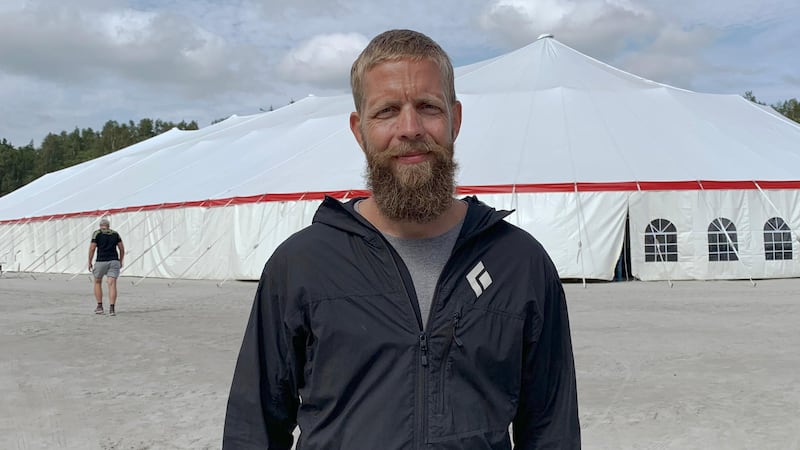 Mathias Färdig framför det stora mötestältet på Tjörn.