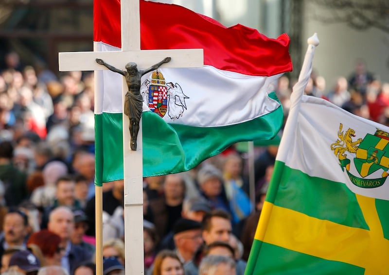 Kristna symboler används av Orban-anhängare vid demonstration.