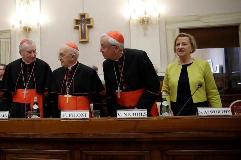 Påve Franciskus kommer att leda ceremonin i dag när John Henry Newman kanoniseras. Här ses tre kardinaler i ett samtal inför söndagen tillsammans med den brittiska ambassadören Sally Jane Axworthy. Från vänster Pietro Parolin, Fernando Filoni och Vincent Nichols.