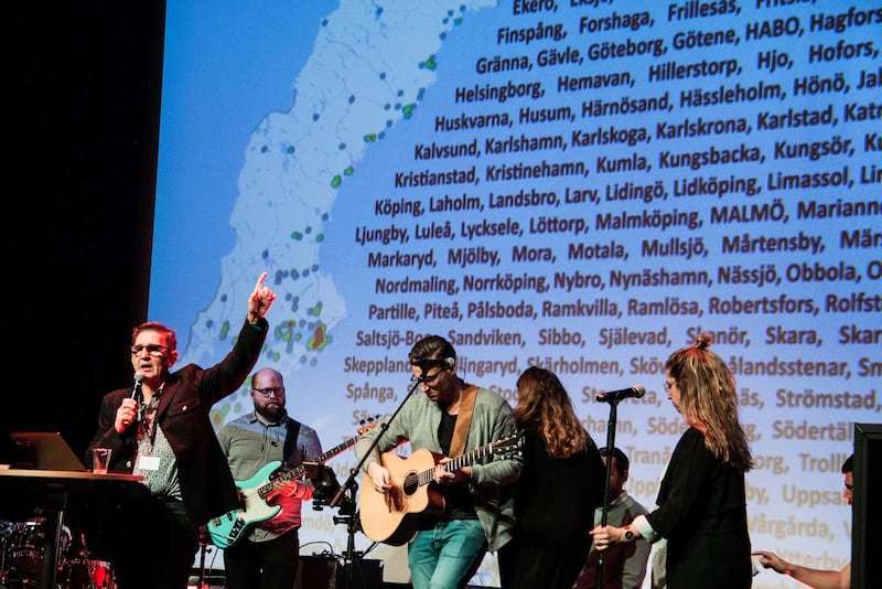 Urban Ringbäck, pastor i Smyrnakyrkan, utmanade pingstpastorerna att nå hela samhället där de bor. Och så bad pastorerna för varje ort som var representerad på konferensen. 