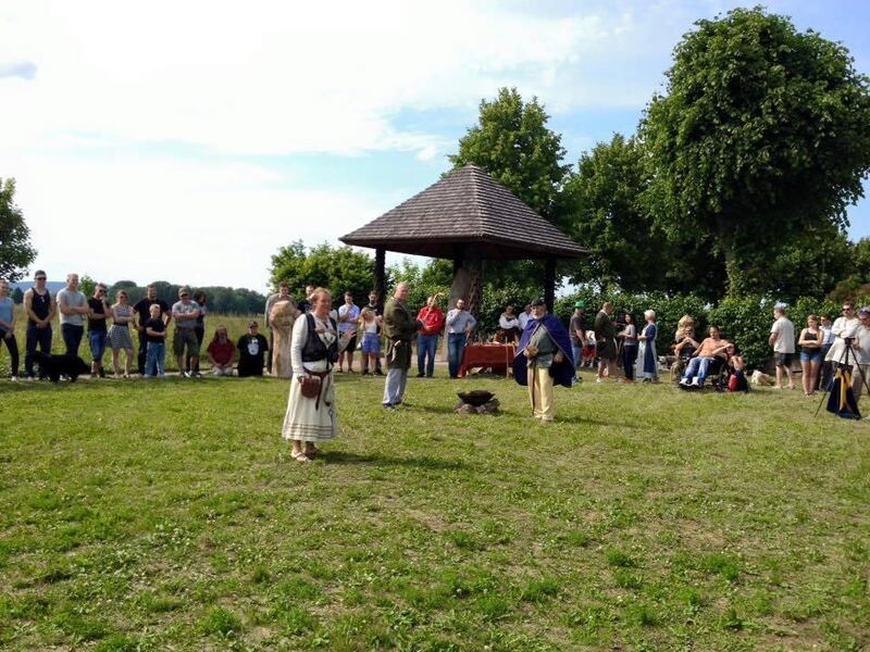 Midsommarblot vid Rökstenen.