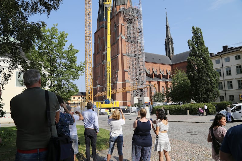 Många hade samlats utanför domkyrkan för att bevittna det stora lyftet.